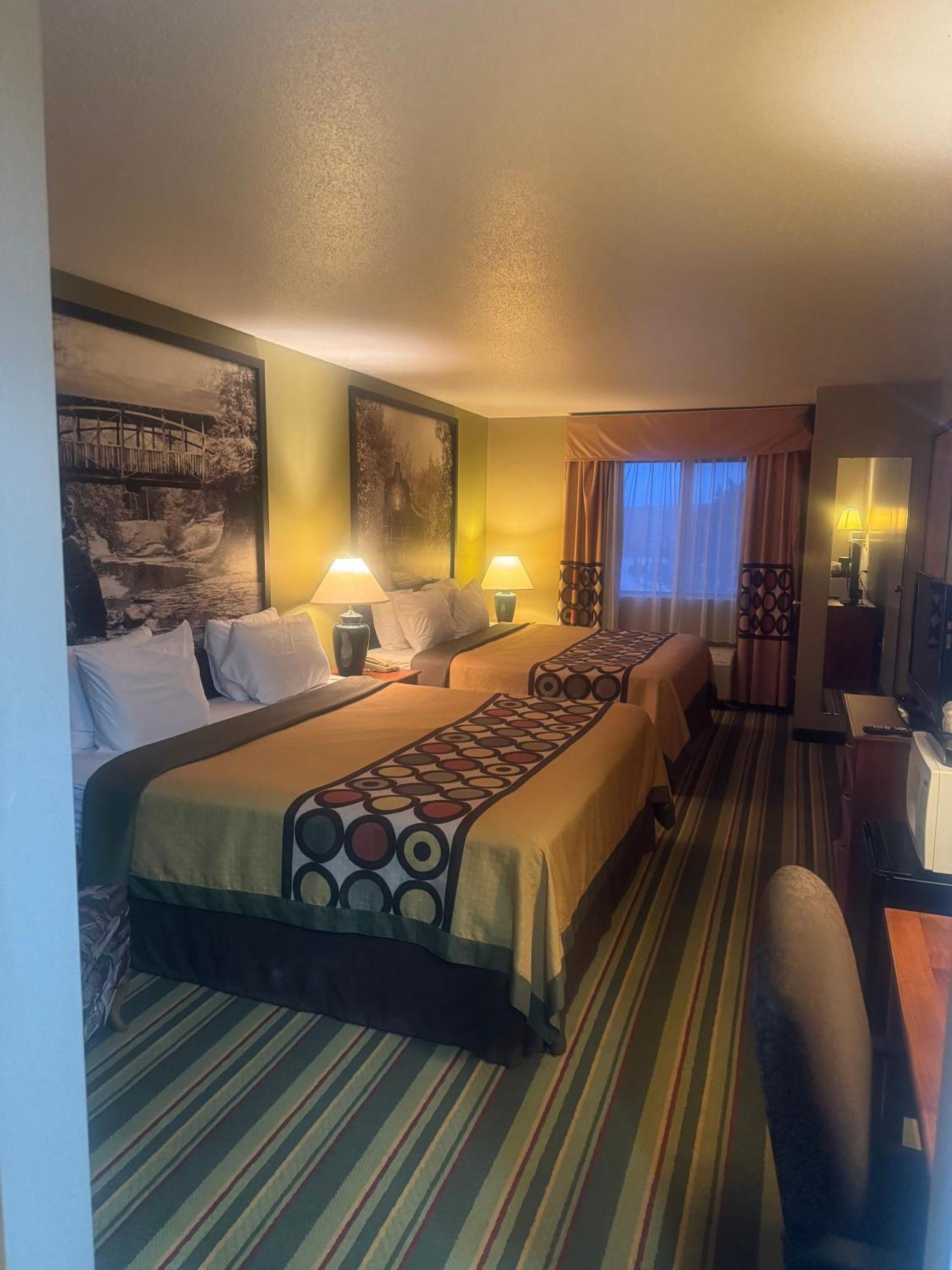 Super 8 By Wyndham Sparta Ngoại thất bức ảnh